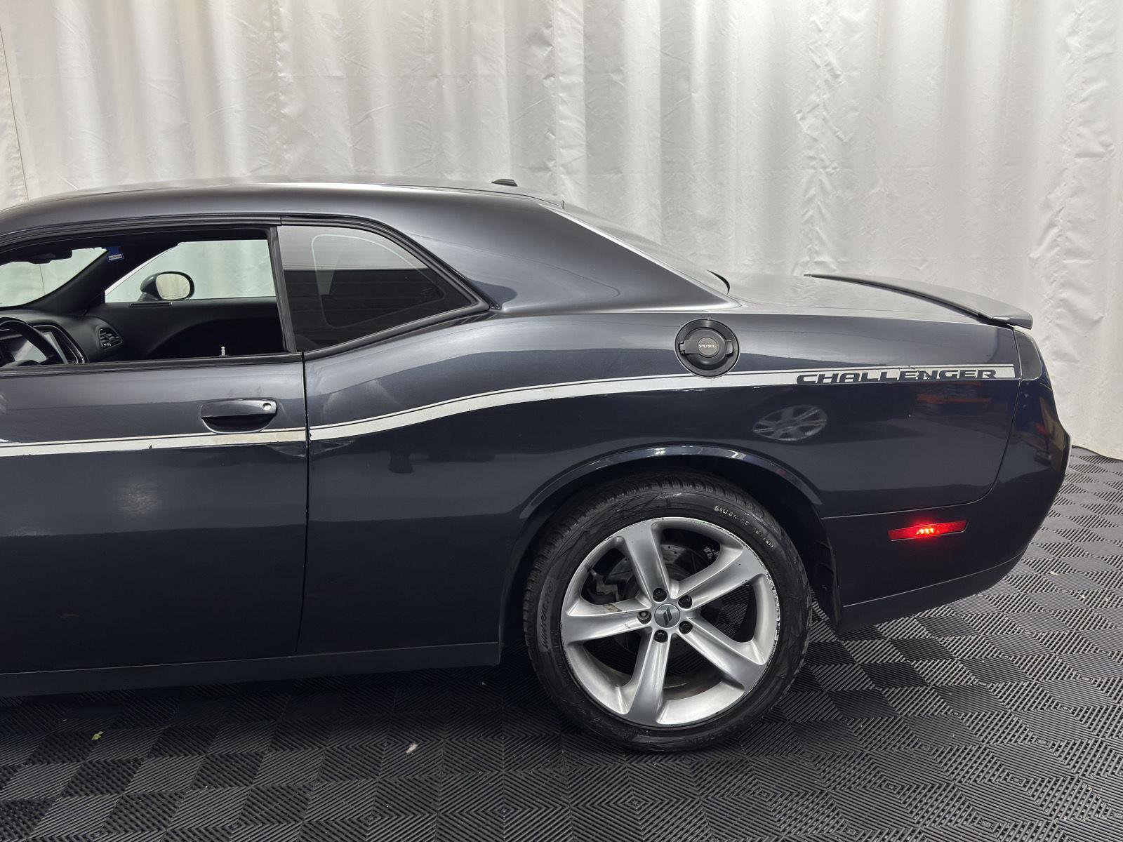 Used 2017 Dodge Challenger R/T image 2