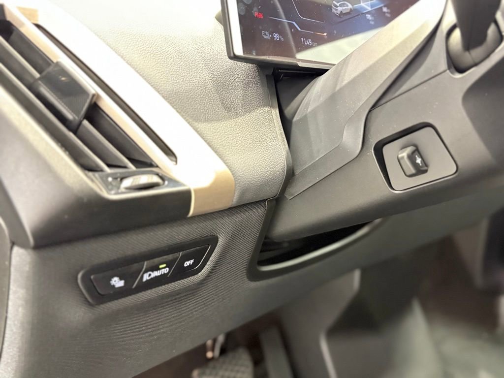Used 2025 BMW iX xDrive50 w/ Sport Package image 15