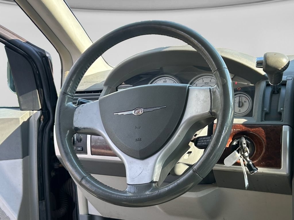 Used 2010 Chrysler Town & Country Touring FWD image 15