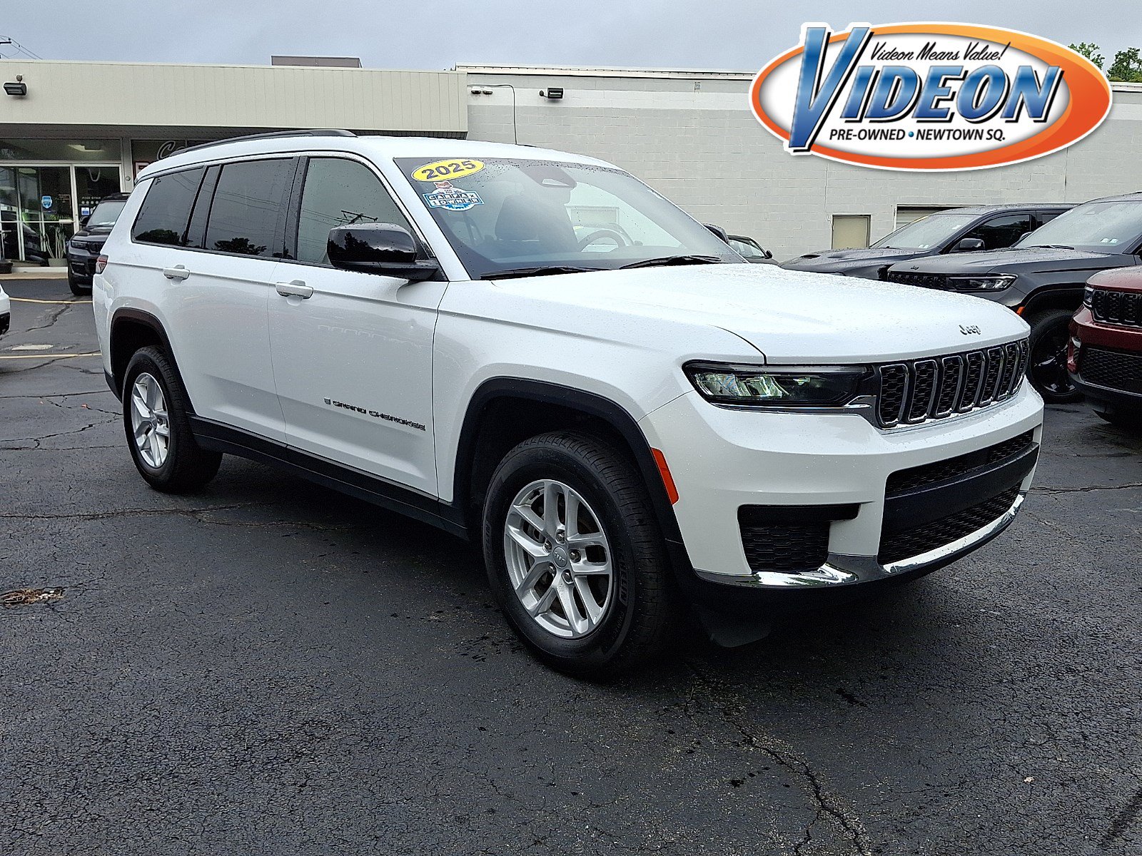 Used 2025 Jeep Grand Cherokee L Laredo w/ Trailer Tow Package AWD/4WD image 1