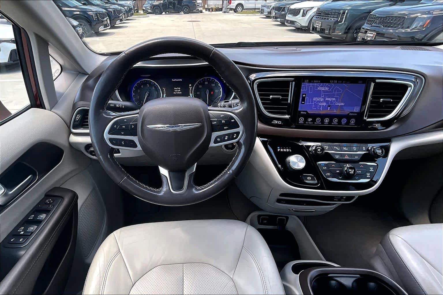 Used 2017 Chrysler Pacifica Touring-L Plus w/ Advanced Safetytec Group FWD image 6