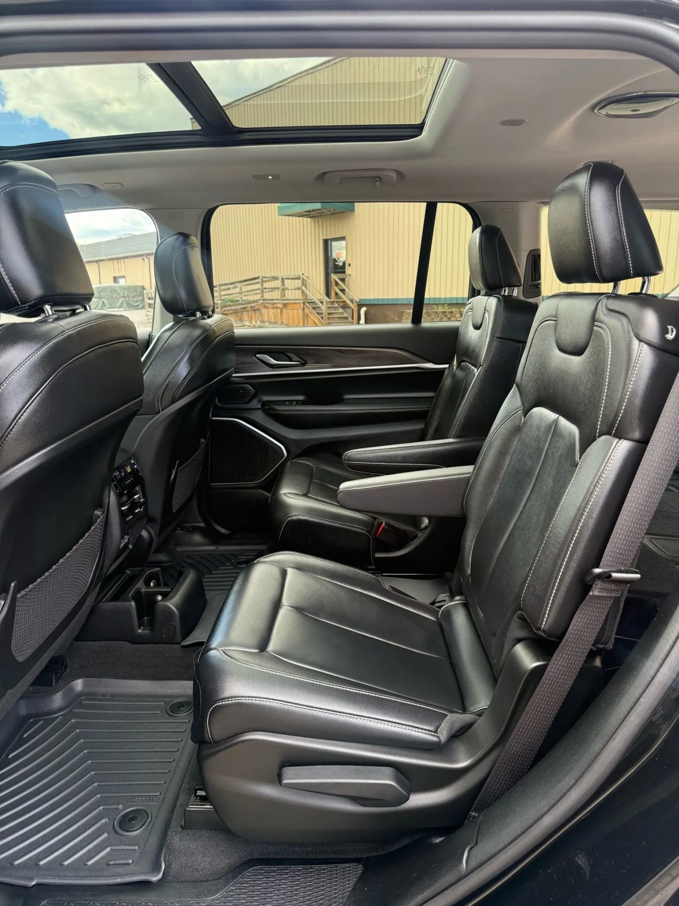 Used 2022 Jeep Grand Cherokee L Limited w/ Black Appearance Package image 16