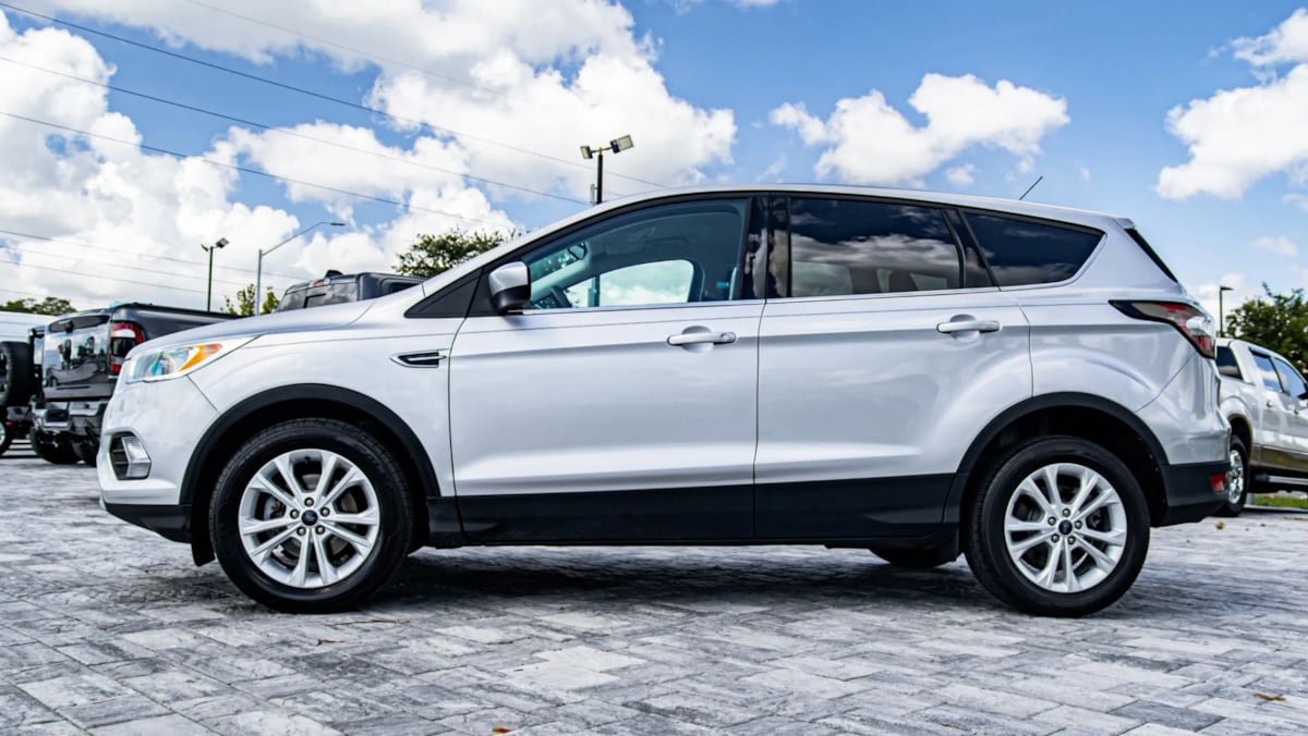 Used 2017 Ford Escape SE FWD image 4
