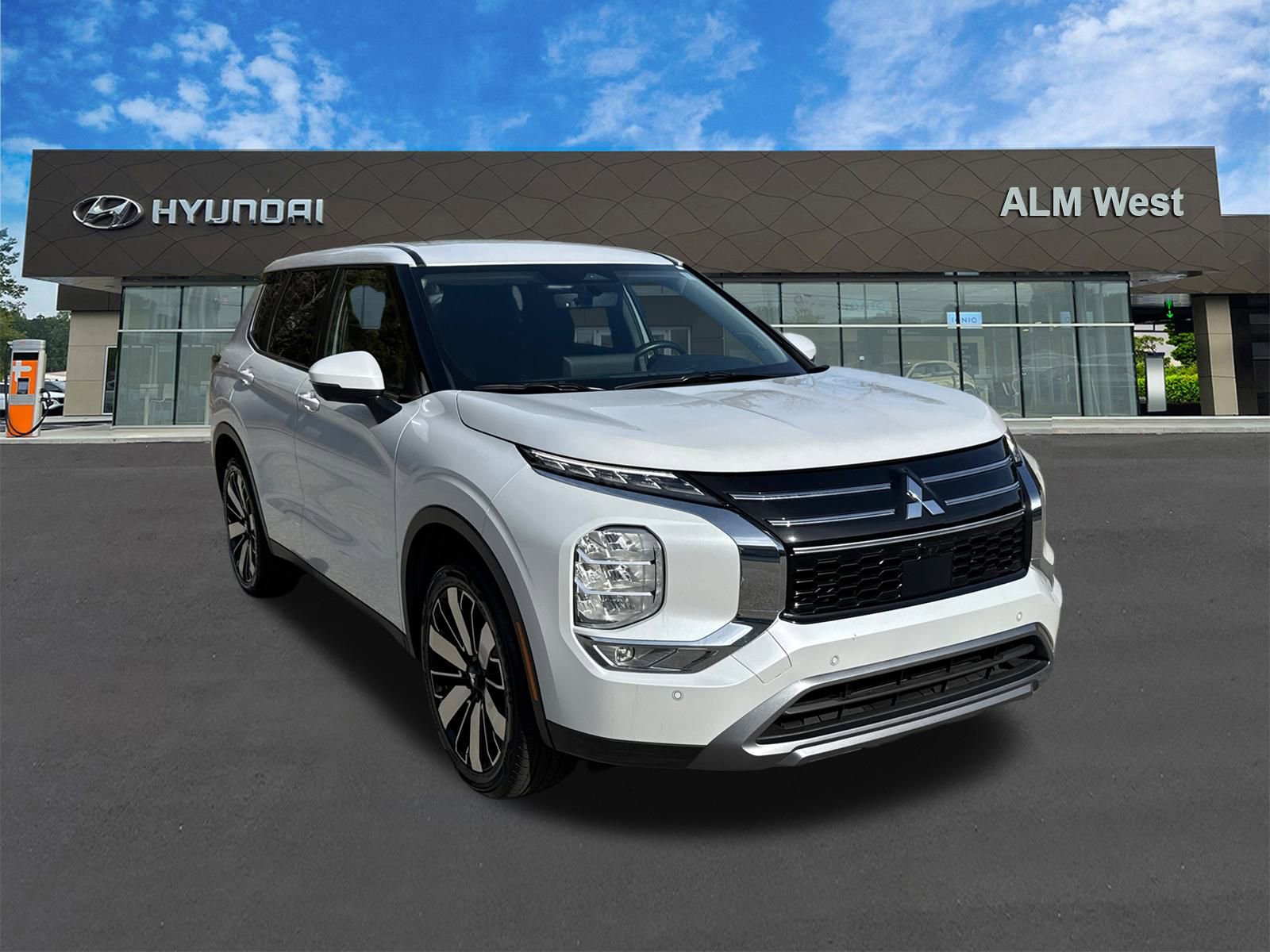 Used 2025 Mitsubishi Outlander SE image 3