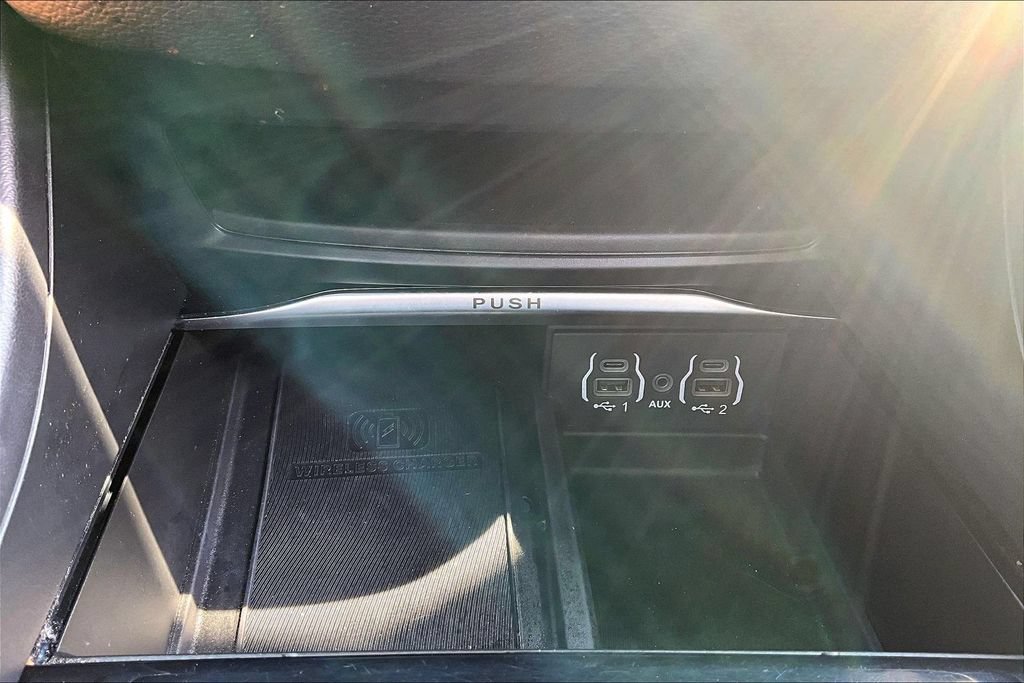 Used 2024 Chrysler Pacifica Premium FWD image 15