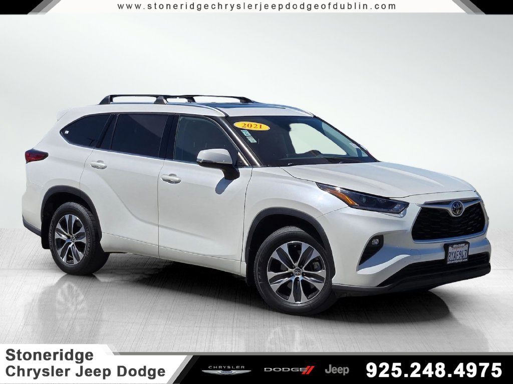 Used 2021 Toyota Highlander XLE FWD image 1