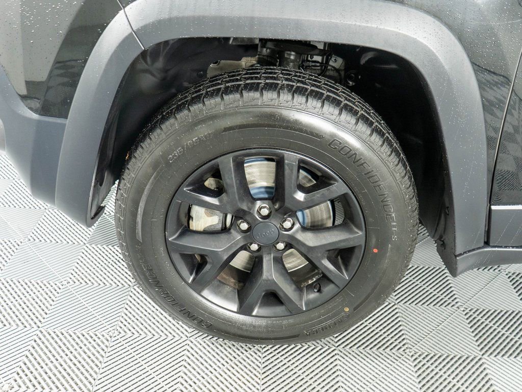 Used 2018 Jeep Cherokee Trailhawk w/ Cold Weather Group image 23