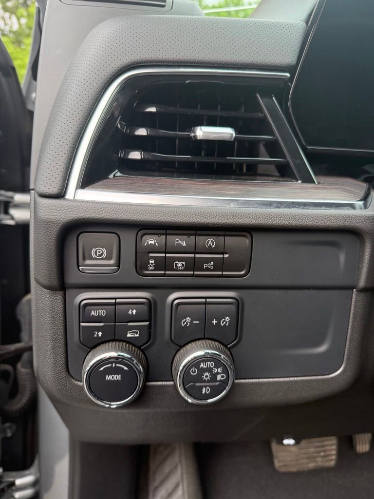 Used 2025 Chevrolet Suburban Premier AWD/4WD image 11