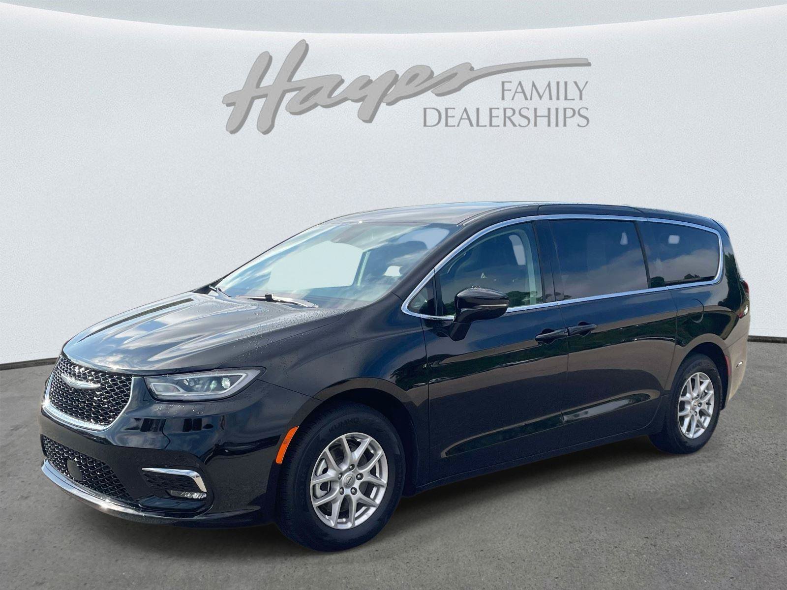 Used 2024 Chrysler Pacifica Touring-L FWD image 7
