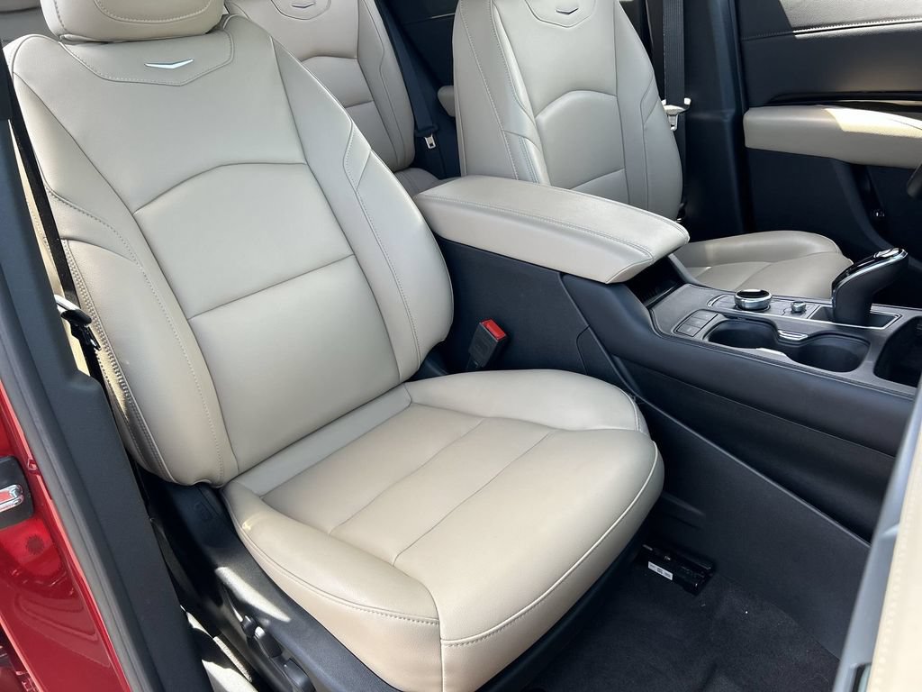 Used 2024 Cadillac XT4 Luxury w/ Cold Weather Package FWD image 29
