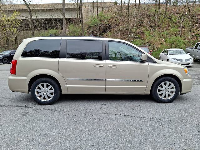 Used 2016 Chrysler Town & Country Touring image 9