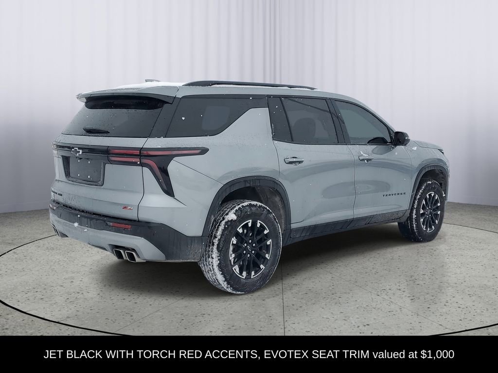 Used 2024 Chevrolet Traverse Z71 image 3