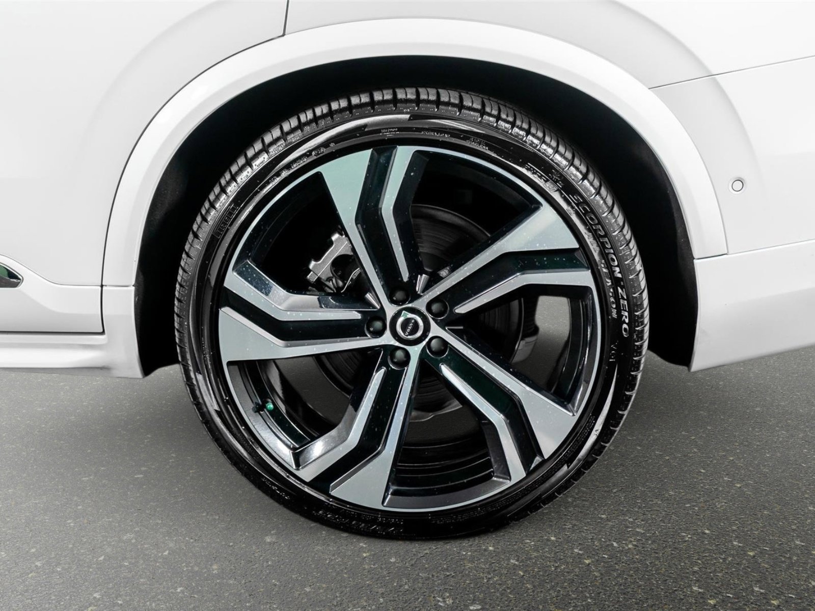 Used 2025 Volvo XC90 B6 Ultra w/ Protection Package Premier image 17