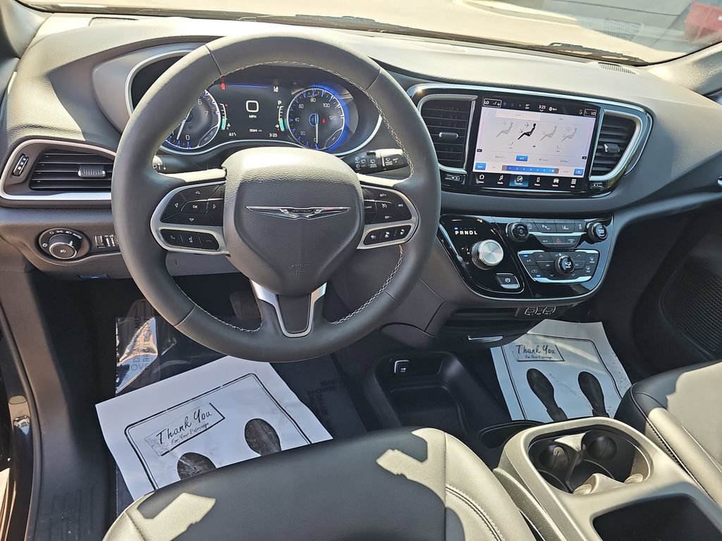 Used 2025 Chrysler Pacifica Select image 21