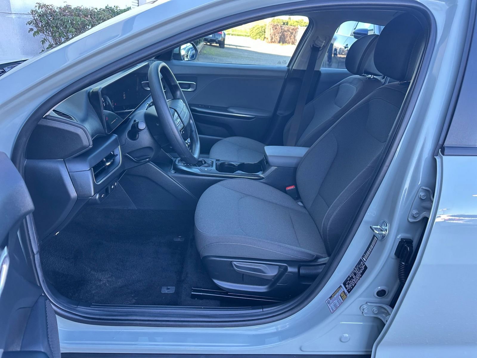 Used 2025 Kia K4 LXS image 28