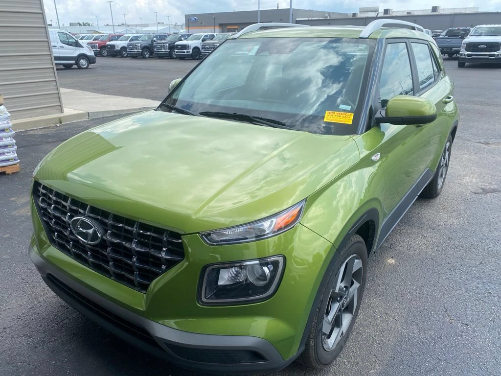 Used 2024 Hyundai Venue SEL FWD image 2