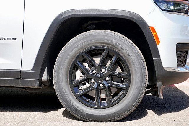 Used 2023 Jeep Grand Cherokee L Laredo RWD image 8