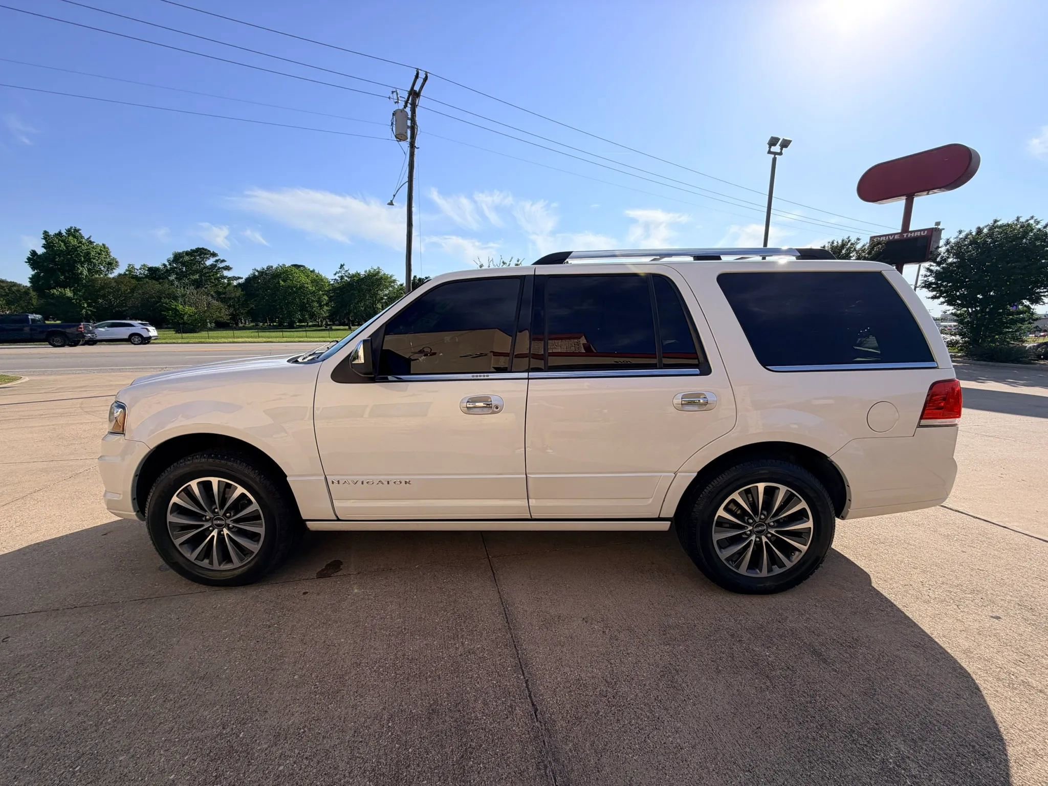 Used 2016 Lincoln Navigator Select AWD/4WD image 2