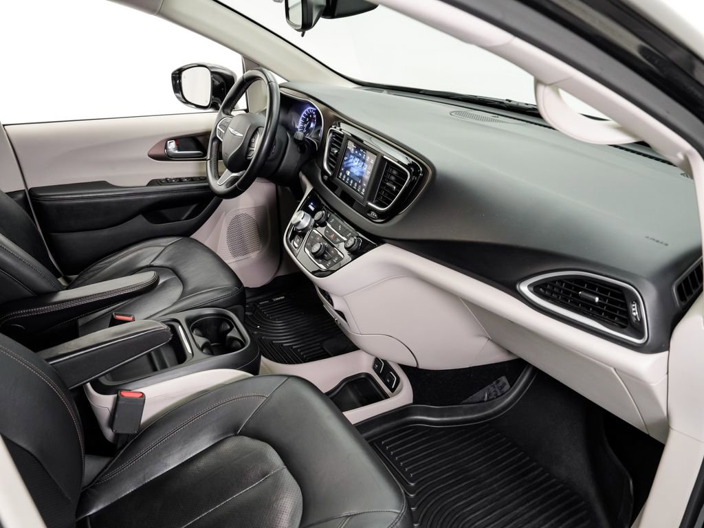 Used 2018 Chrysler Pacifica Touring-L FWD image 21