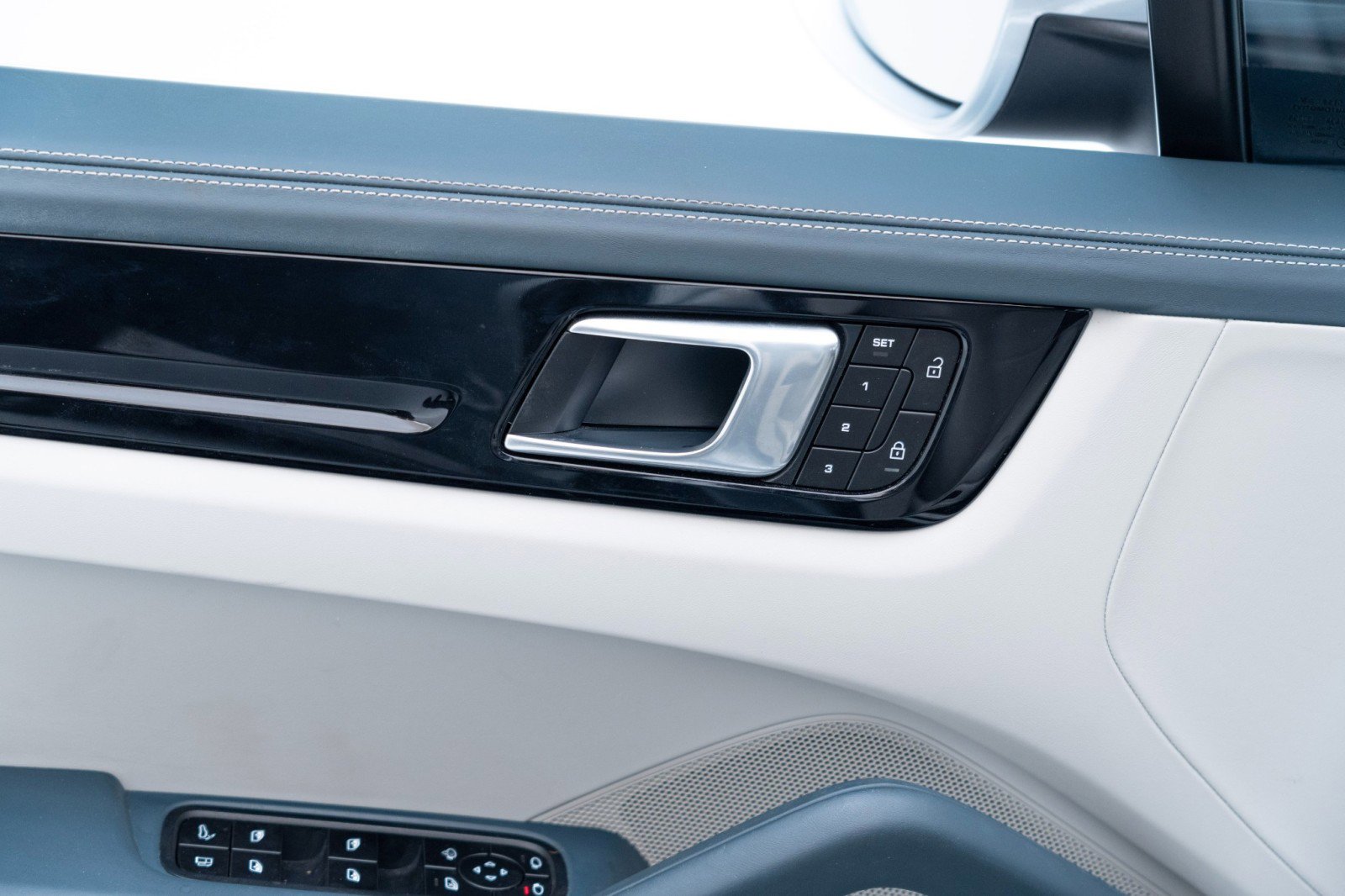 Certified 2022 Porsche Cayenne E-Hybrid image 23