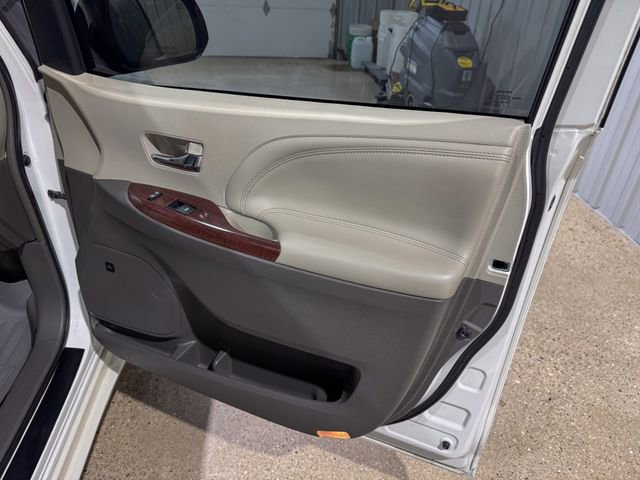 Used 2013 Toyota Sienna Limited w/ Premium Pkg image 25