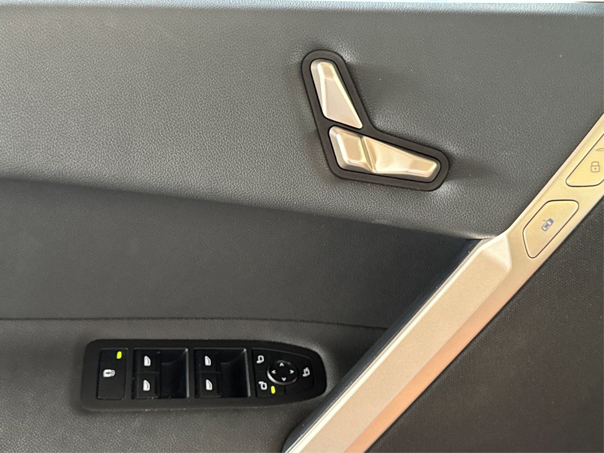 Used 2024 BMW iX xDrive50 w/ Sport Package image 39