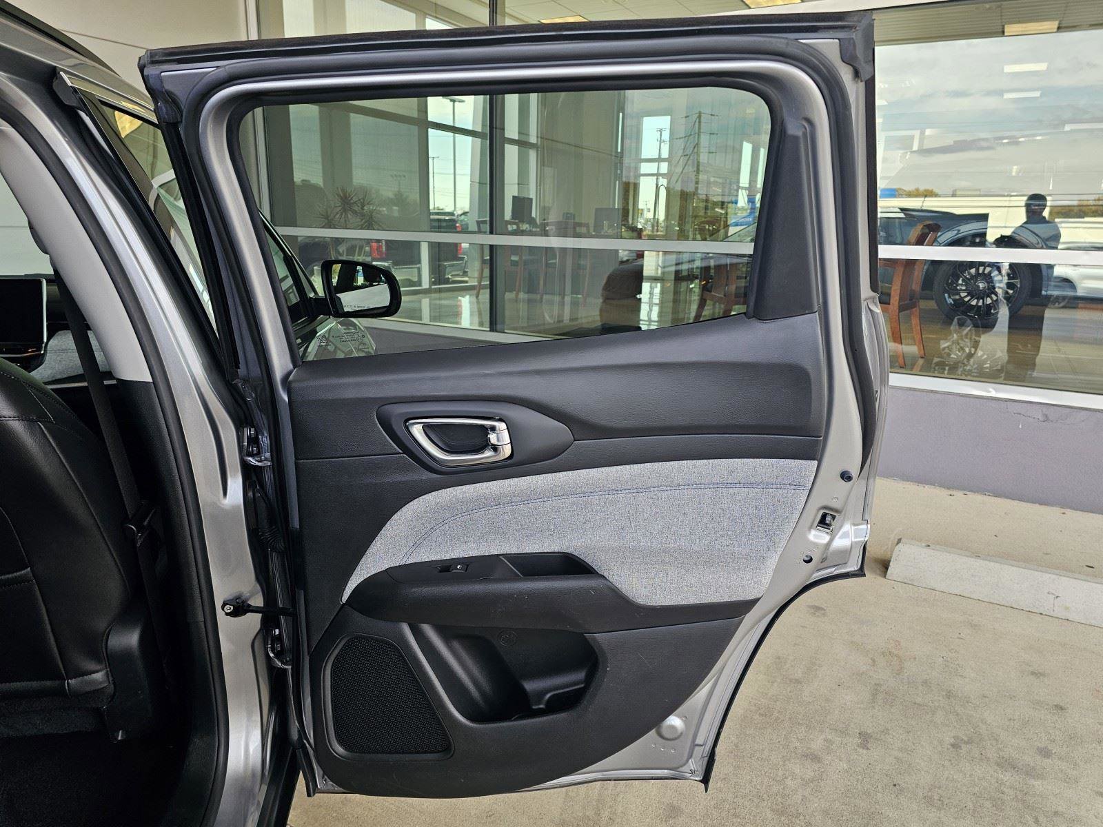 Used 2022 Jeep Compass Latitude image 13