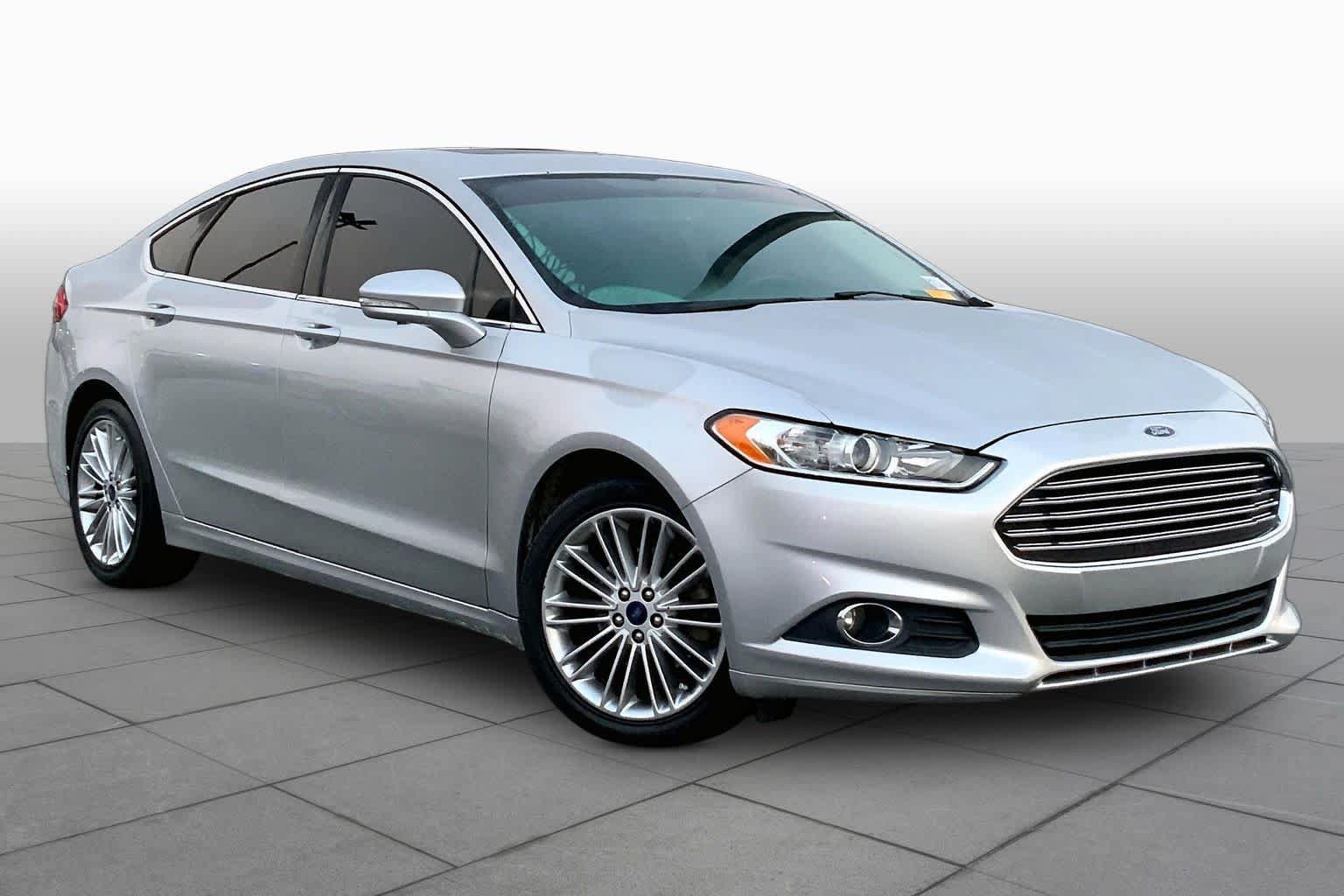 Used 2016 Ford Fusion SE w/ Equipment Group 202A FWD image 3
