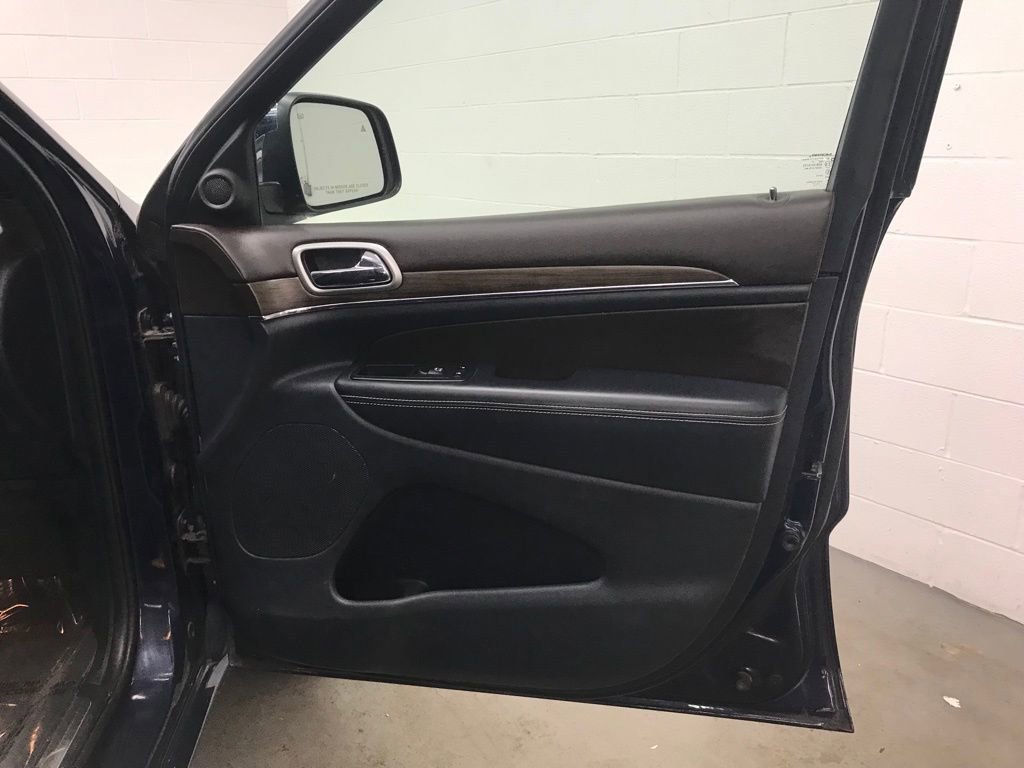 Used 2017 Jeep Grand Cherokee Overland w/ Jeep Active Safety Group image 35