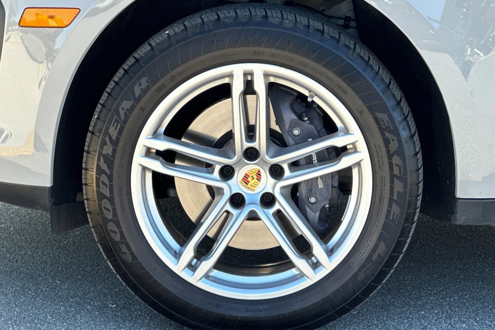 Used 2025 Porsche Macan AWD/4WD image 43
