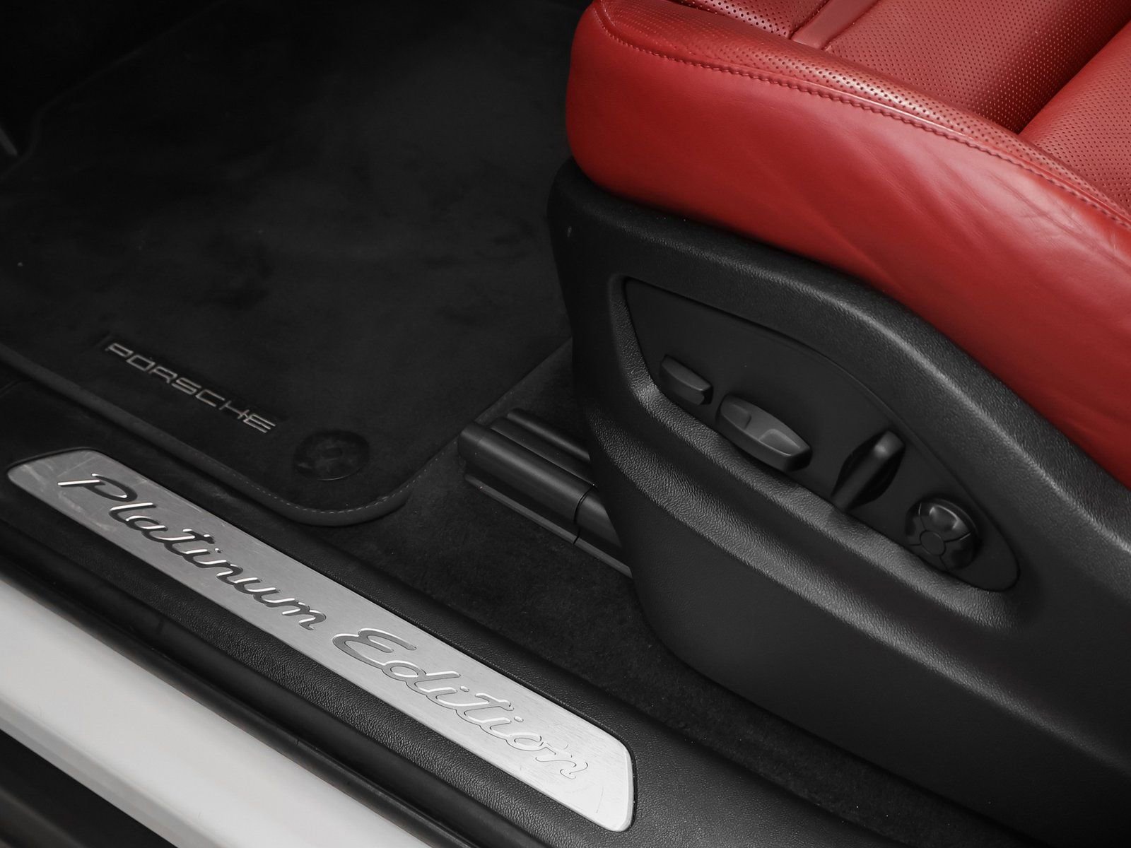 Used 2022 Porsche Cayenne Platinum Edition image 27