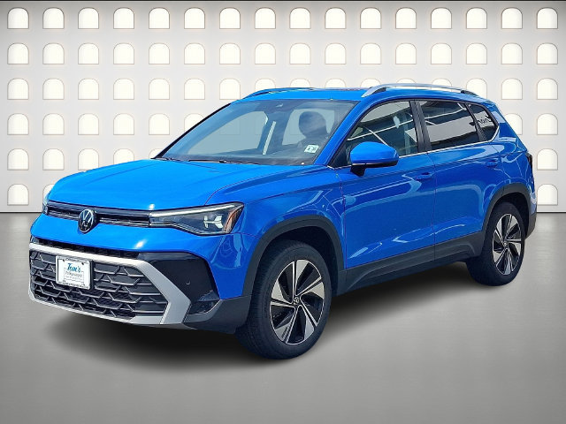 Used 2025 Volkswagen Taos SE w/ Panoramic Sunroof Package AWD/4WD image 3