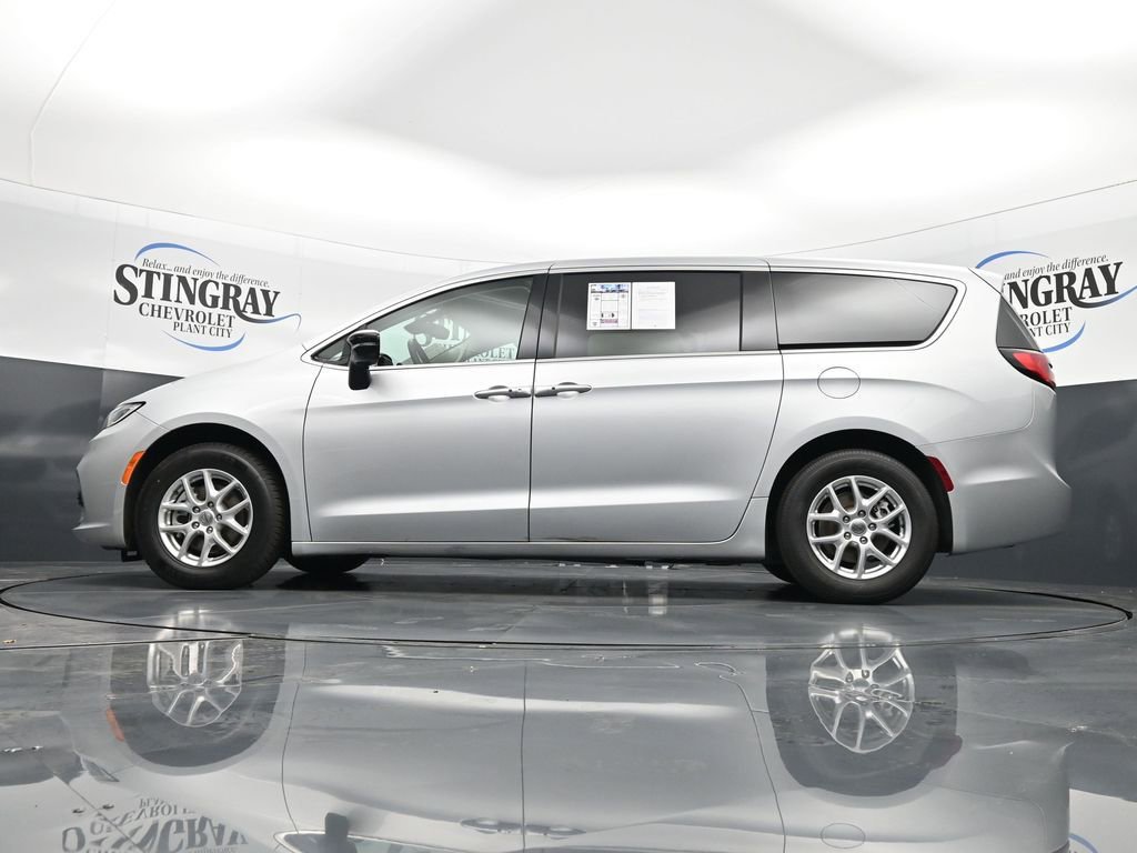 Used 2024 Chrysler Pacifica Touring-L FWD image 29