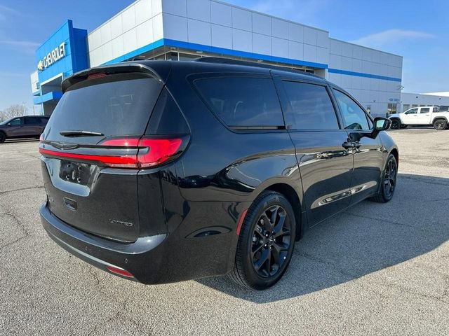 Used 2025 Chrysler Pacifica Limited image 7