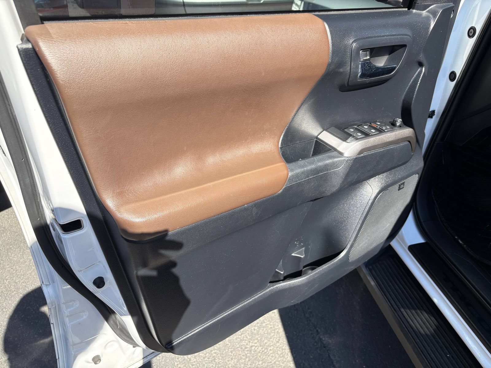 Used 2019 Toyota Tacoma Limited AWD/4WD image 16
