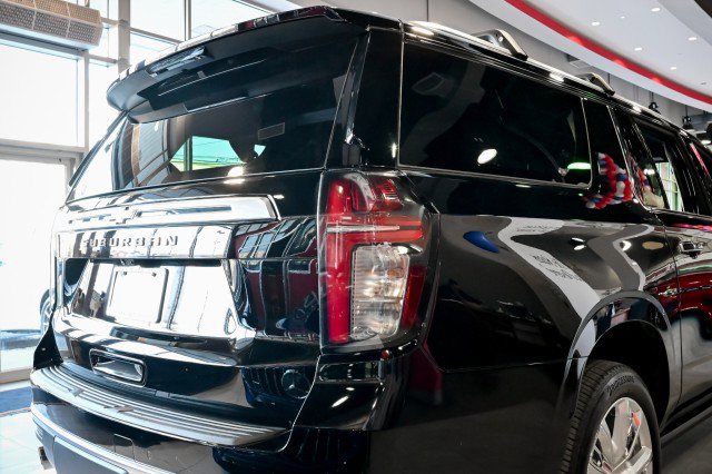 Used 2024 Chevrolet Suburban High Country AWD/4WD image 12