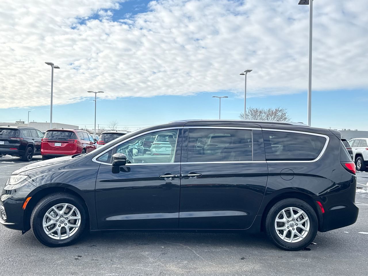 Used 2021 Chrysler Pacifica Touring-L image 6