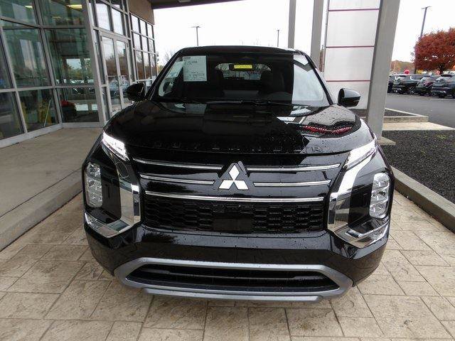 New 2025 Mitsubishi Outlander SE image 2