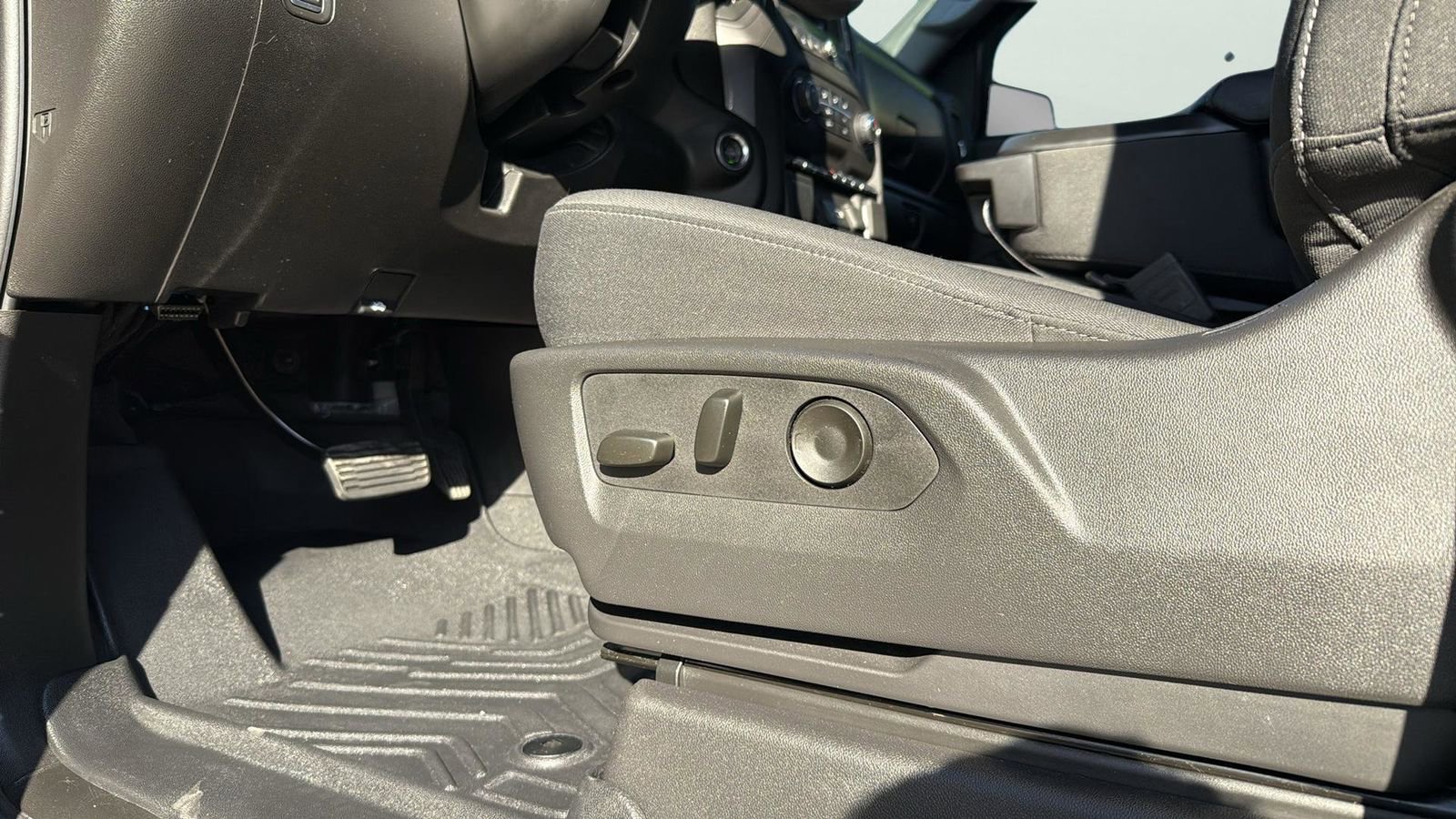 Used 2025 Chevrolet Silverado 1500 Custom image 11