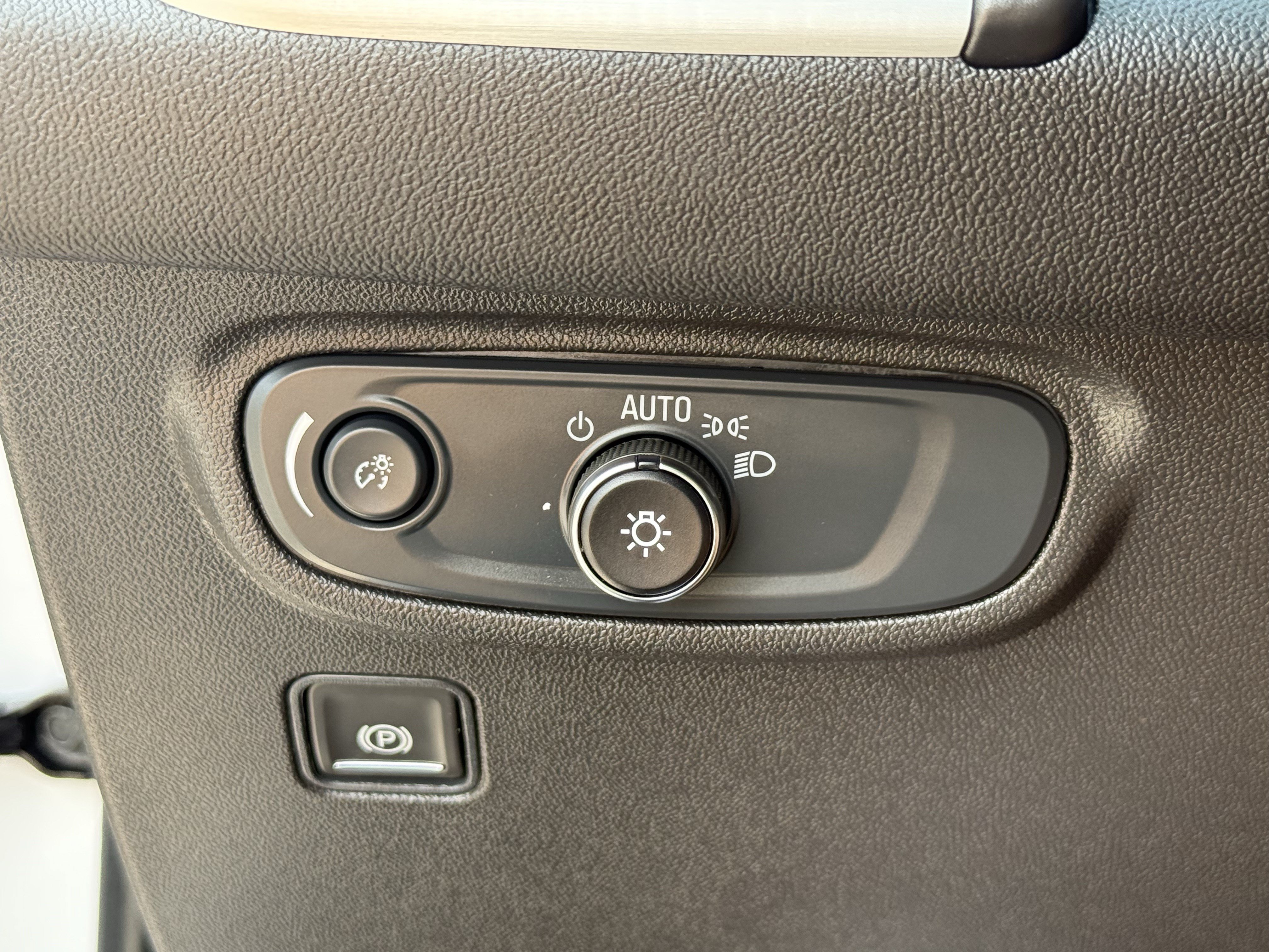 Used 2024 GMC Terrain SLE AWD/4WD image 25