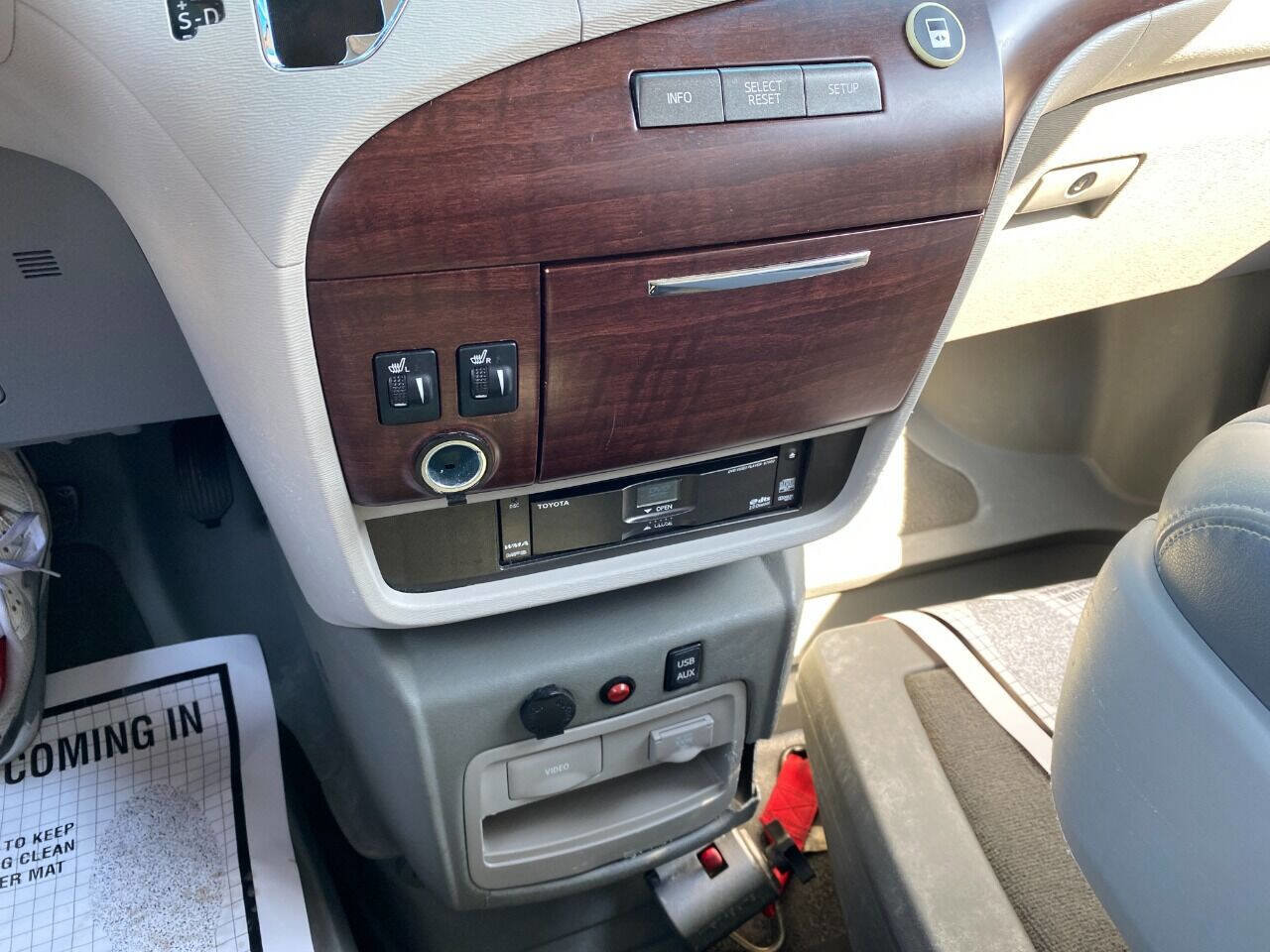 Used 2013 Toyota Sienna XLE w/ Premium Pkg image 18