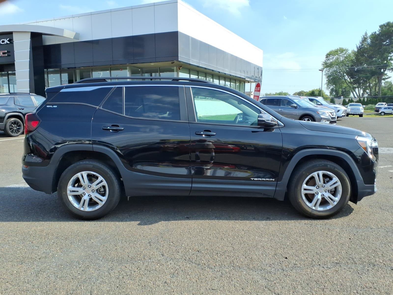 Used 2022 GMC Terrain SLE w/ Driver Convenience Package FWD image 2