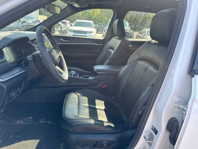 Used 2024 Jeep Grand Cherokee Limited w/ Black Appearance Package AWD/4WD image 13