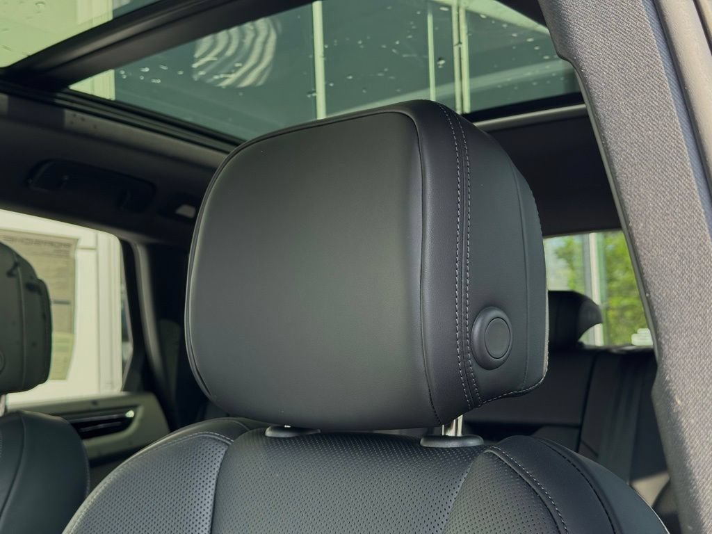 Certified 2025 Porsche Macan AWD/4WD image 24