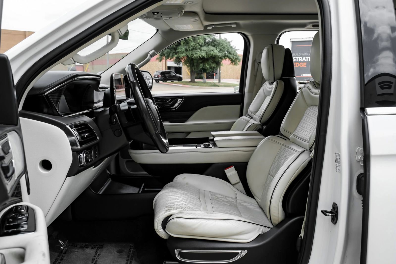 Used 2020 Lincoln Navigator Black Label w/ Cargo Convenience Package AWD/4WD image 3