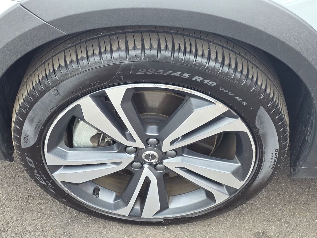 Used 2025 Volvo V60 B5 Cross Country Plus image 11