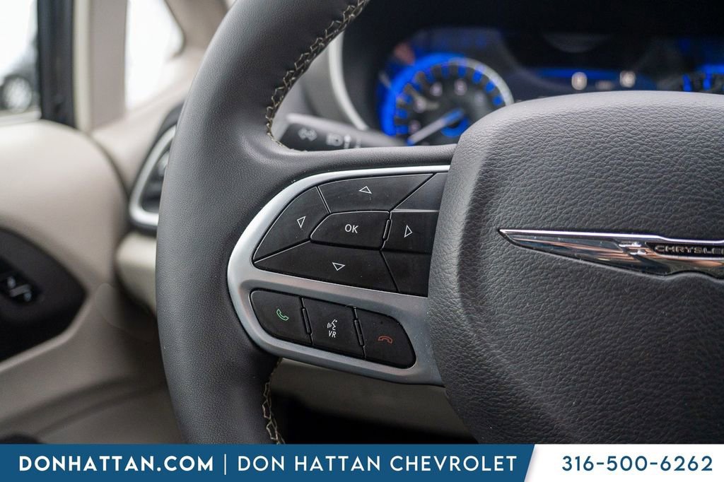 Used 2023 Chrysler Pacifica Touring-L FWD image 13
