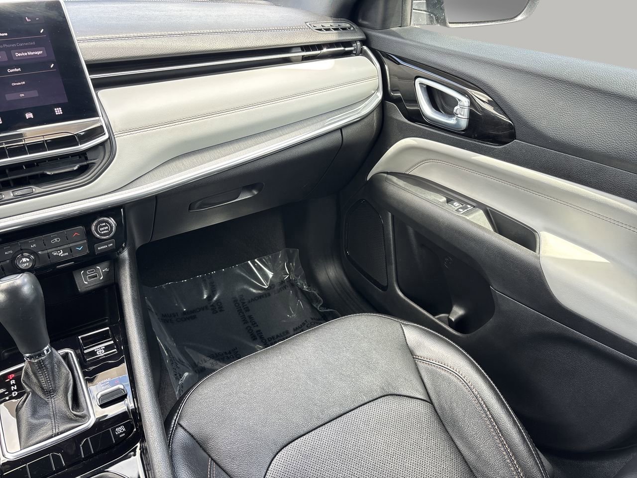 Used 2023 Jeep Compass Limited image 15