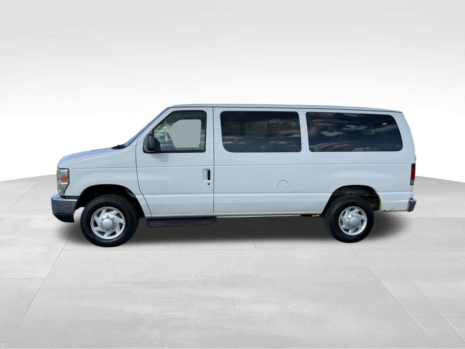 Used 2008 Ford E-350 and Econoline 350 XL RWD image 2