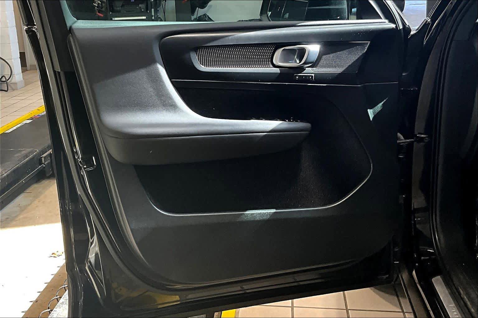 Used 2020 Volvo XC40 T5 R-Design w/ Protection Package AWD/4WD image 21